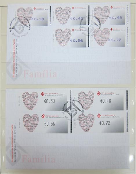 0265 (133).jpg -     Lote:    265      Colecção Especializada - Etiquetas      Lotes Especiais       Descrição:      1981/2010 &mdash; Etiquetas.   Coleção composta por 12 álbuns com etiquetas desde percursoras e Framas até 2010, com provas, erros, FDC's, etiquetas novas e usadas, sobrescritos circulados, variedades de impressão e papéis. Importante estudo. Lote a ver.        Lote ETQ       Valor Base:     &euro; 3000,00     Valor Venda:     &euro;      